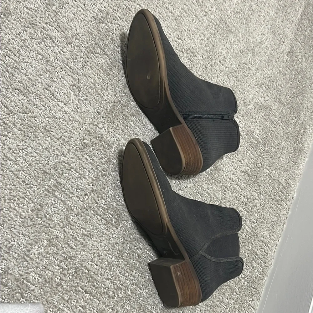 Kensie Black Textured Ankle Booties